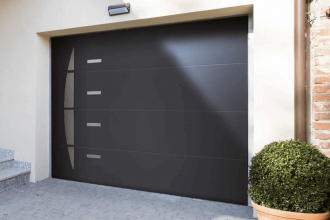 Une porte de garage motorisée