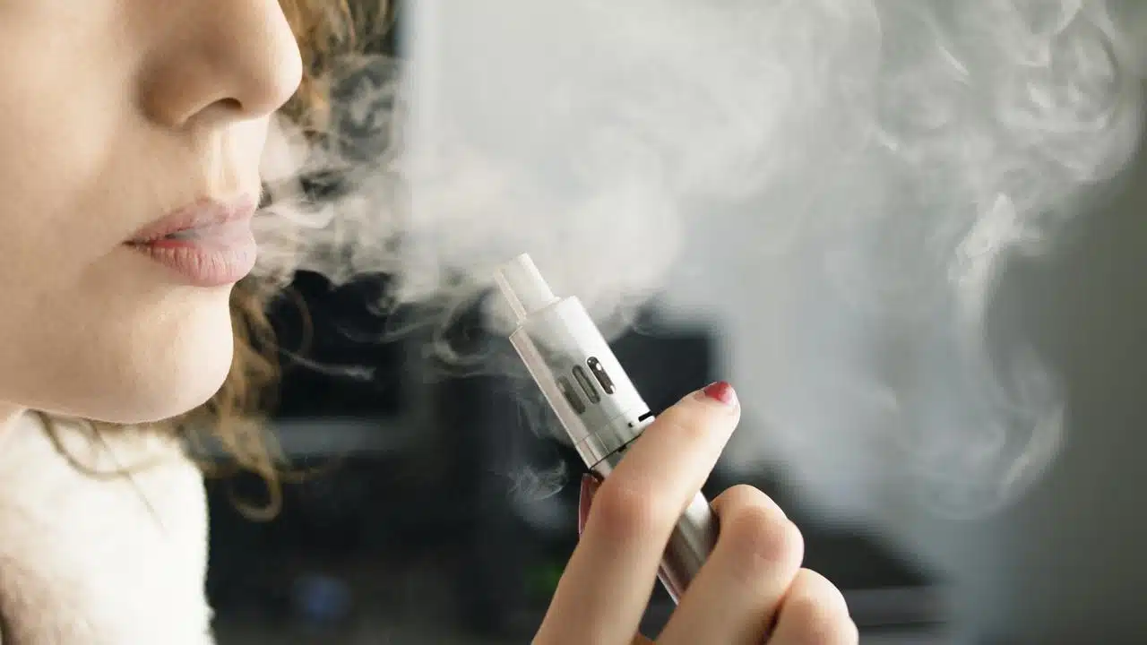 Voyager avec sa cigarette électronique : comment aborder la vape en Angleterre ?